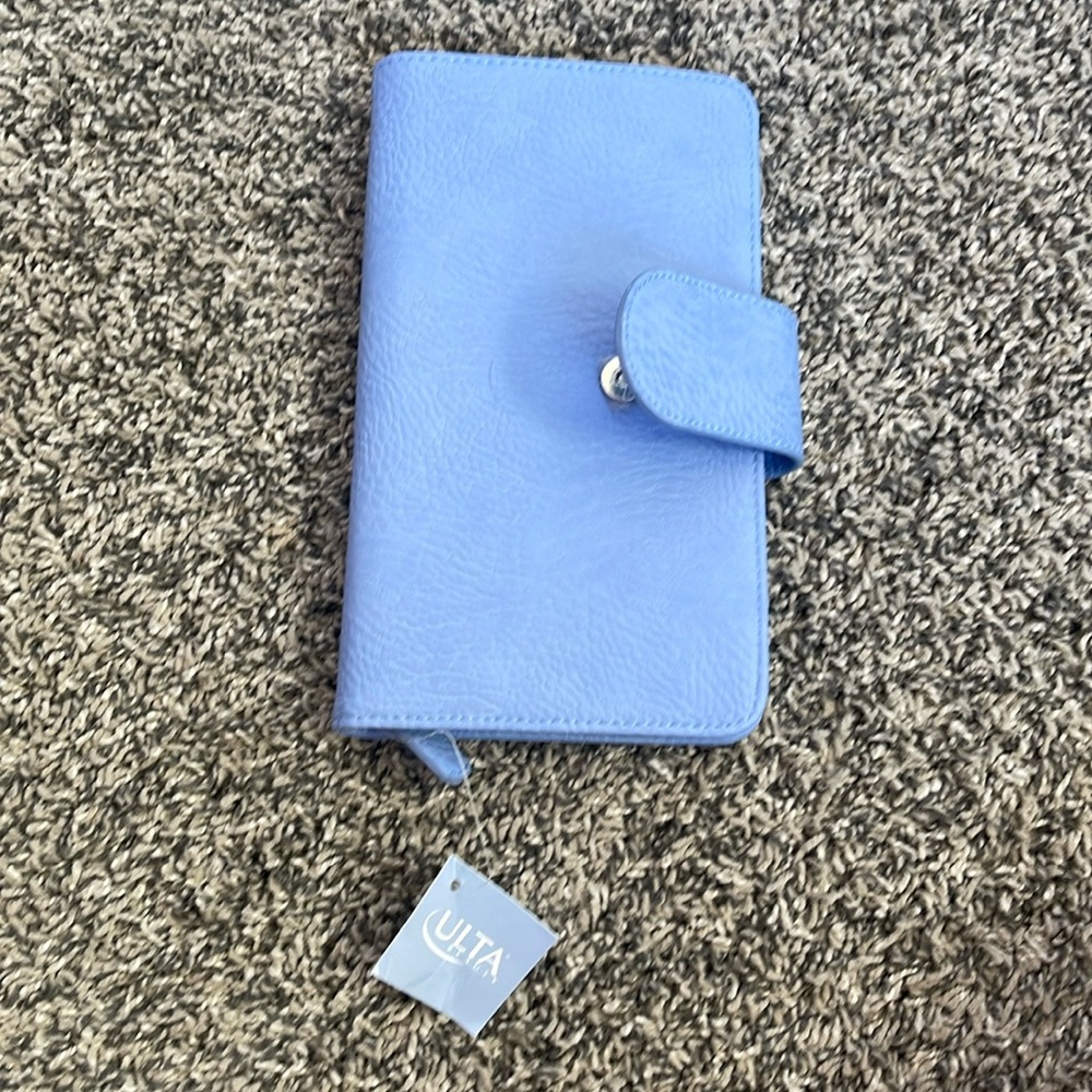 New Ulta wallet zipper and magnet closure SEE FLAWS